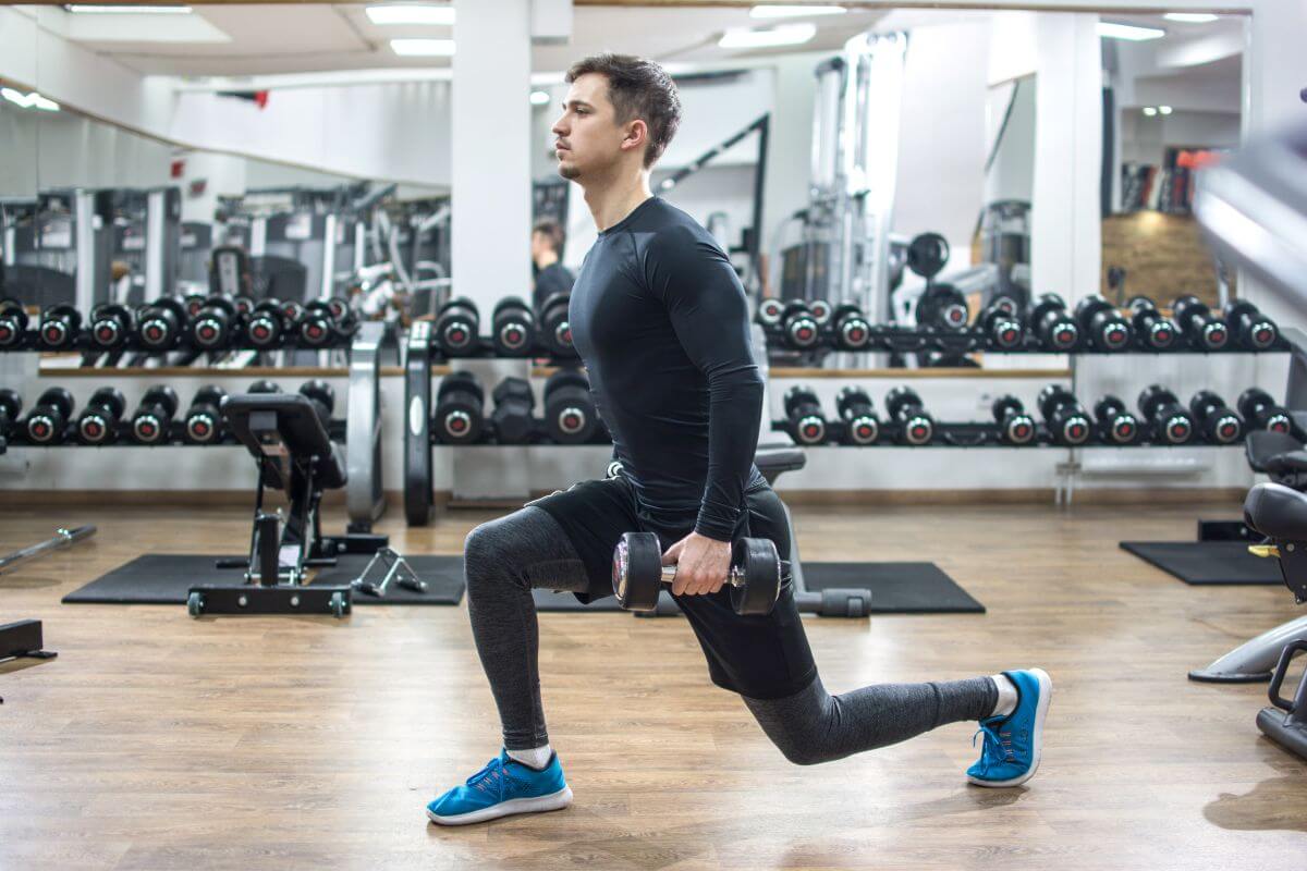 Dumbbell Lunge: A Complete How-To Exercise Guide